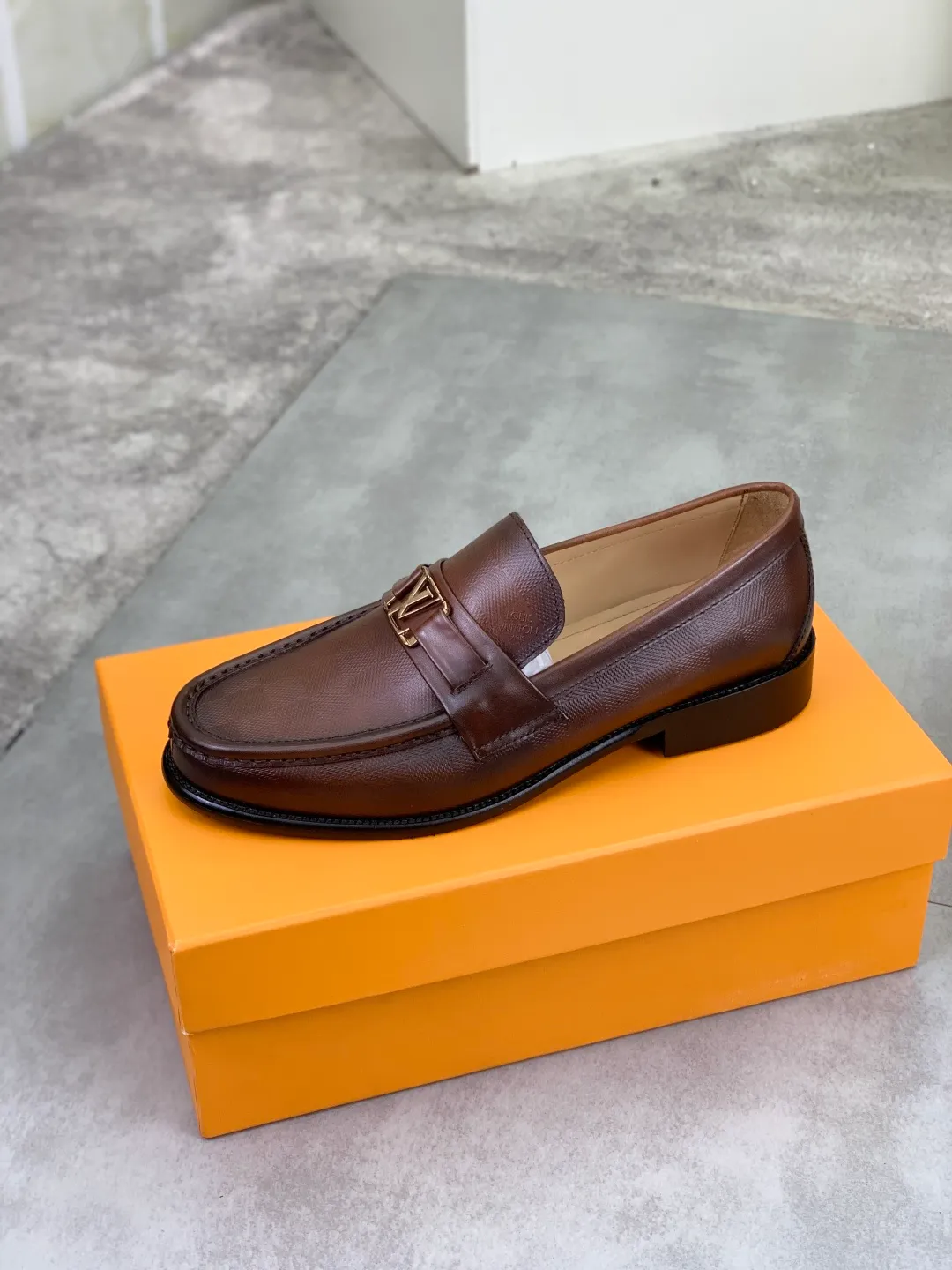Men's men's shoes 💰P520 New style 💶[LOUIS VUITTON] Water-dyed Niuli Original order New style 🍀LV Louis Vuitton *——Top version of LV classic leather shoes! Made of imported original calfskin, original leather side strips and wear-resistant high-end rubber outsole! High quality products! Color: Black optional Size: 39-44 (45 customized)